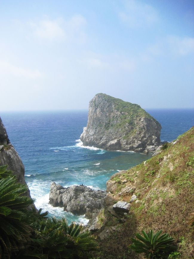 島尻毛散策道から島尻崎に浮かぶ岩が見えます。<br />ここもきれいです♪