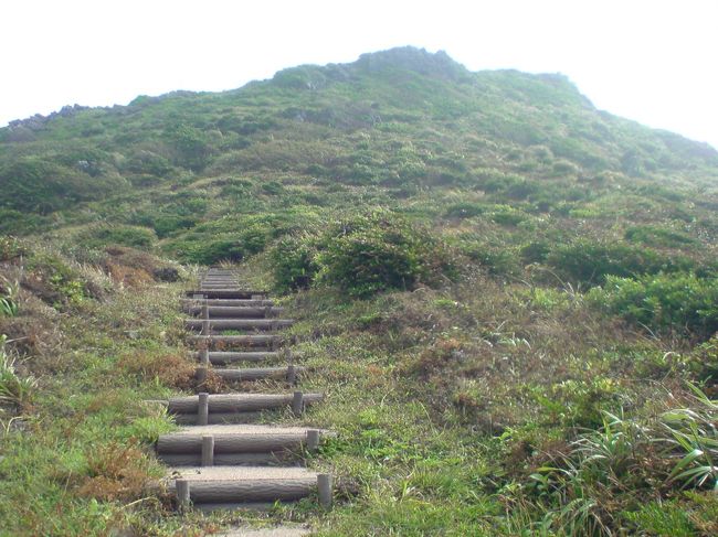 散策道の先にはヲム山。<br />時間がなくなってきました。後ろ髪をひかれつつバッテリーカーへと戻ります。
