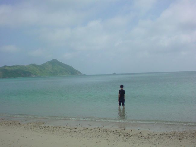 ジーンズの裾をまくって再び海へ。<br />めちゃくちゃ気持ちいいです♪