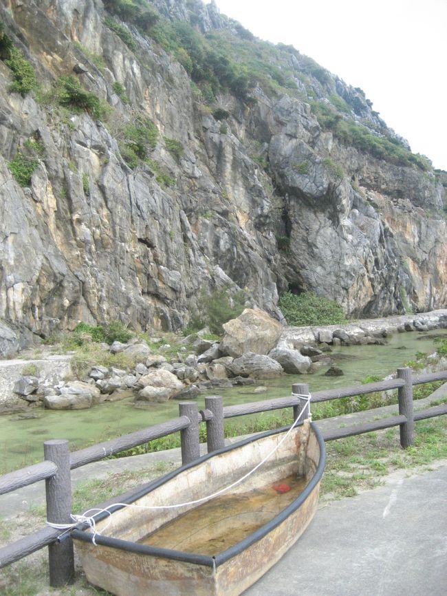 アンジェラ浜からアガリ浜に向かう途中にある「アマンジャキ」。<br />海岸の崖下に石を積み上げて築いた通路です。<br /><br />かつて人々は農作業に出かけたりする際、断崖が海に迫っている所では満潮時になると重い荷物を背負って険しい山の坂道を越さねばなりませんでした。そこで作った通路とされています。<br />