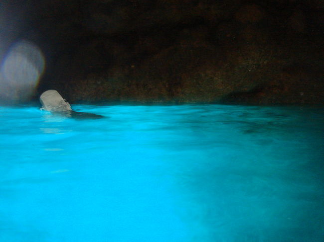 　青の洞穴ツアー<br />　海岸から、洞穴まで思ったより距離があったけど、<br />　辿りついたらこの景色！