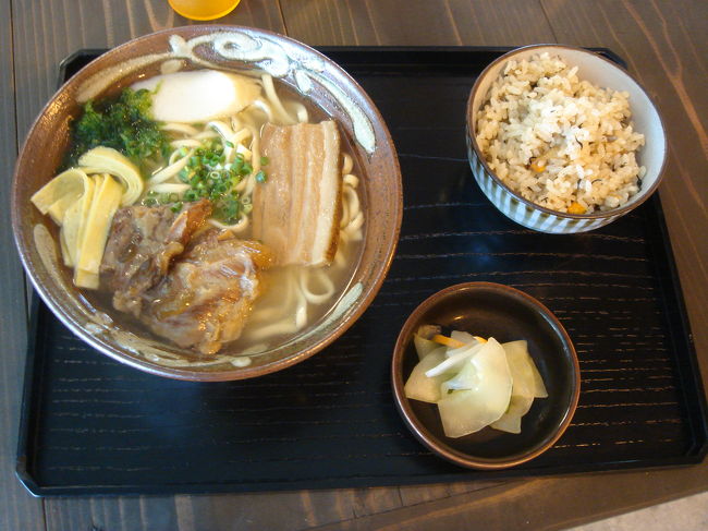 　おんなの駅の沖縄そばやさん。<br /><br />　ここは、安く沖縄のいろんなものが食べられます。<br />　ダイビングショップのインストラクターさんに教えてもらった、「ドラゴンボール」っていうサーターアンダギーが美味しかったよ。