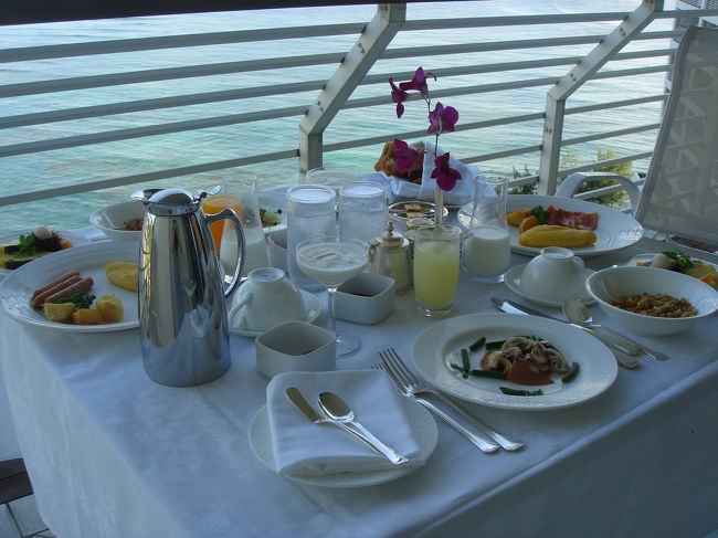 　朝食も差額なしでルームサービスへチェンジ！<br /><br />　やっぱり目下に広がる海を見ながら朝のさわやかな風の中で食べる朝食は最高！