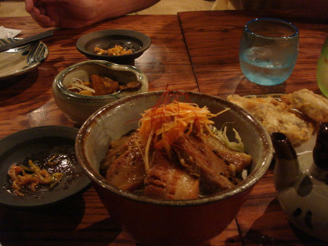 　泊まった国際通りのホテルの前の、<br />沖縄民謡ライブが聴ける、居酒屋さん。