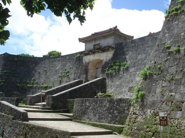 　首里城。<br />　なんと今日は年2日のお休みの日にあたってました・・・<br />　