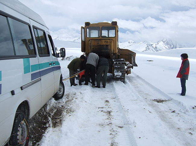 ようやく順調に走り出したかと思ったのも束の間、早速後輪がうずもれてしまいました。チェーンは運転手の手作り？のなんちゃってチェーン。