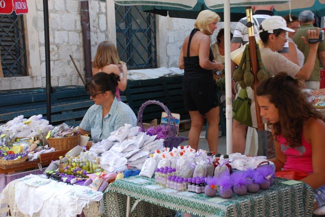 クロアチアのフヴァル島は、ラベンダーの名産地<br /><br />ラベンダーグッズのこのお店は、夜まで営業していました...<br />辺りにラベンダーの芳香が漂い、いいかおり〜<br />でも、富良野の方がよっぽど安い＝<br /><br />