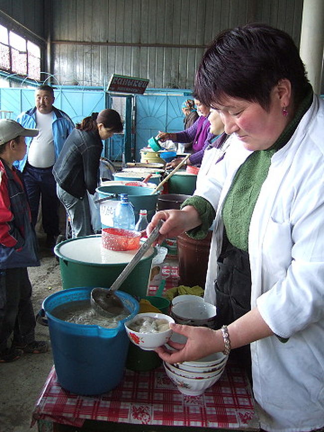 ナリン市場。泡のような飲み物。高山病とかに効くんでしょうか・・