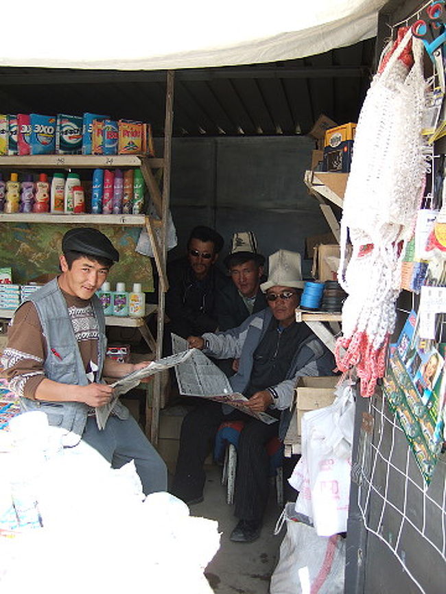 ナリン市場。皆さんお揃いで決まってますね。