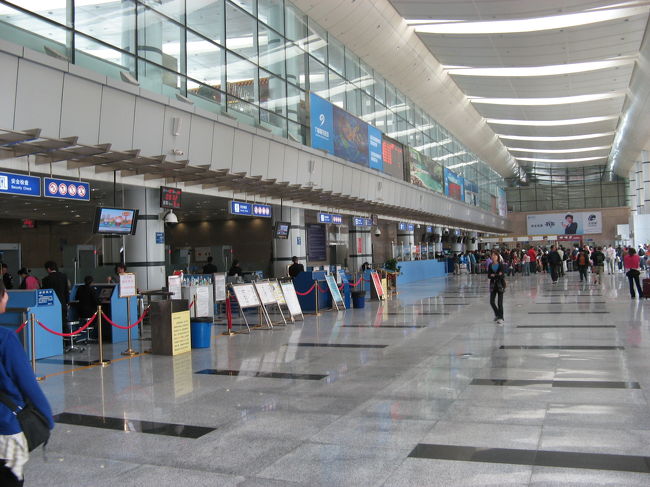 昨日と全く同じ朝食を済ませ、九寨黄龍空港へ。<br /><br />これは空港内の様子。