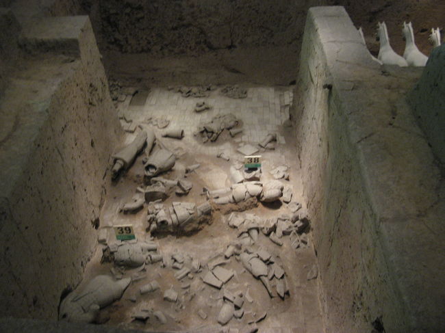 次は、三号坑へ。<br /><br />３つの坑の中で規模は最小ですが、高い身分を示す長冠や軍議の場が発掘され、軍の司令部ではないかと考えられています。