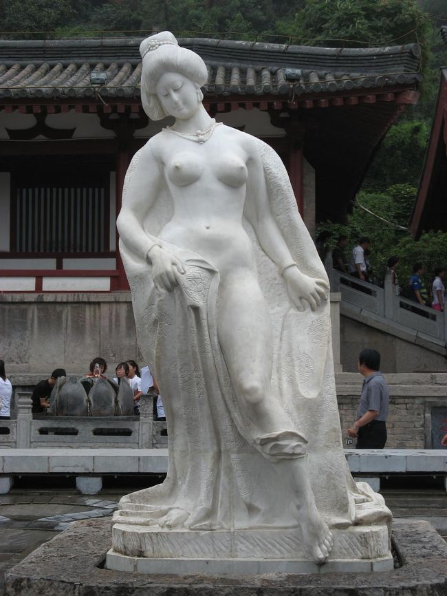華清池にあった楊貴妃像。<br /><br />世界三大美女と謳われるだけあって、さすがに美しく色っぽいですね。
