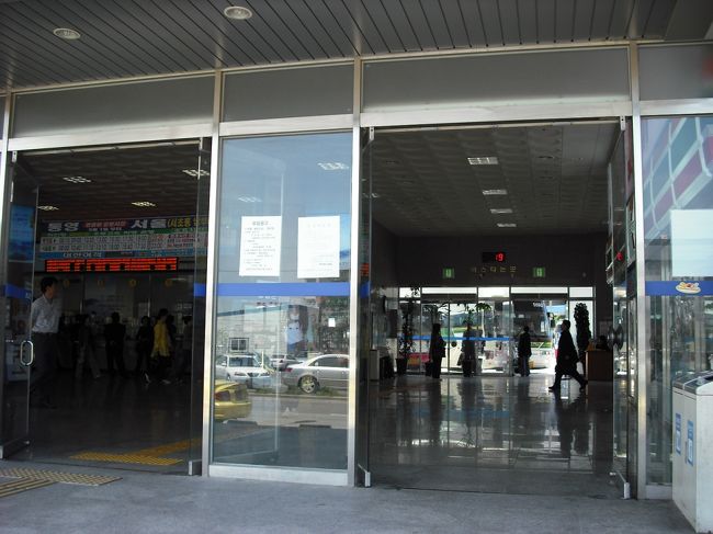 ちょうど食べ終わったときに<br />「仕事に区切りがついたので<br />送って行きます」とＹさんから電話<br />「統営総合バスターミナル」まで<br />送ってくれた