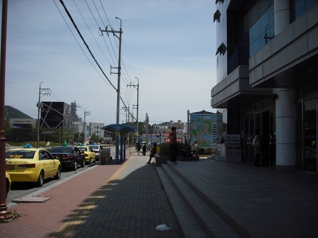 「ターミナル」を出て<br />右に少し行くと<br />「市内」に行くバス停がある