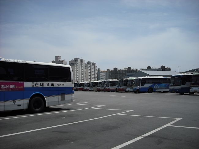 大きくて綺麗な「ターミナル」<br /><br />「統営→釜山（10,100ウォン」<br />13時50分発のバスに乗る<br />