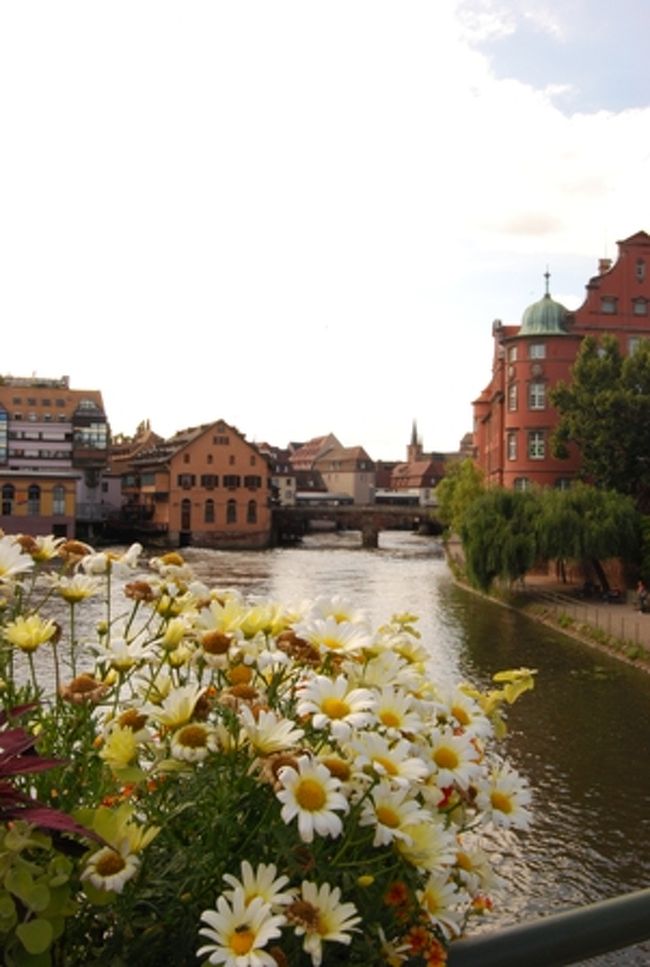 家の窓はもちろん、橋の上も花で飾っています。