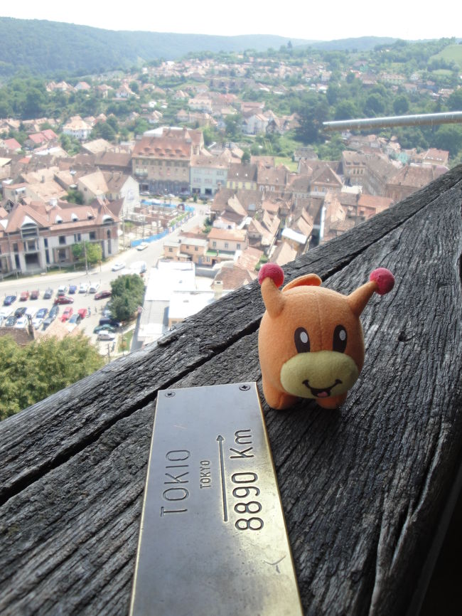 塔の中はちょっとした博物館になっていました。手すりには、世界の各都市の方面と距離が書いてあります。ほとんどがヨーロッパの都市でしたが、東京もちゃんとありました。