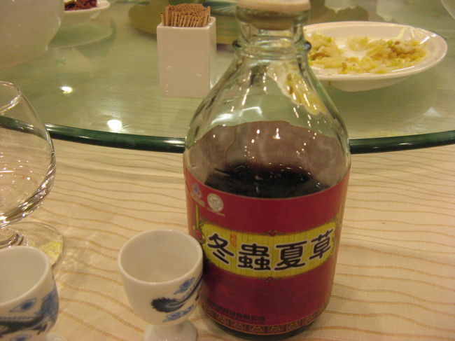 食前酒代わり（？）に出された｢冬虫夏草」。<br /><br />漢方の１種のようで、10ccくらいなら飲めないこともありません。<br /><br />サービス満点だな…と思っていたら、案の定セールスがらみでした。