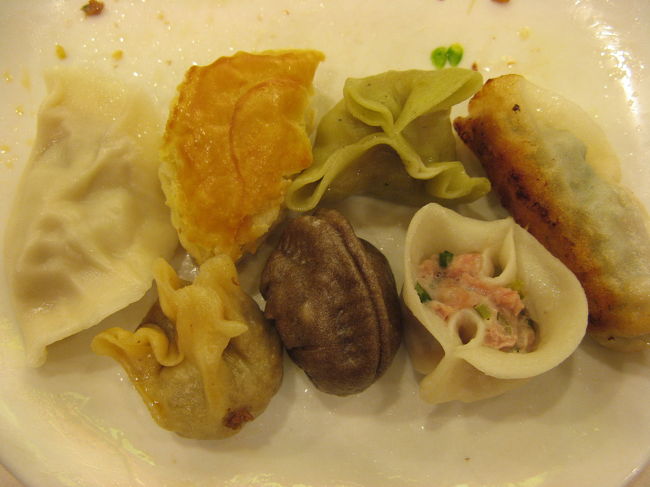 色とりどりの餃子が次々に出てきます。