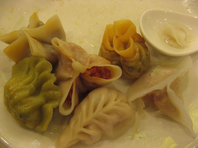 色だけでなく、形も味も中身の具も何もかも違うので、お腹がいっぱいになっても、ついつい食べてしまいます。<br /><br />甘いおやつのような餃子もありました。