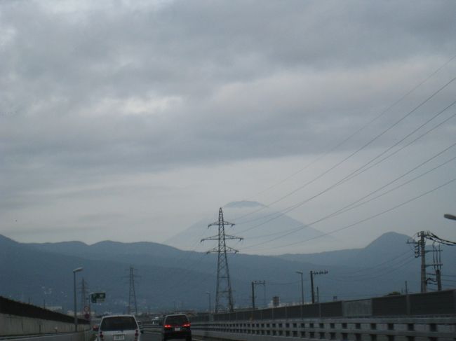 東名からは富士山がうっすら見える<br />朝も、この時間はまだ東名高速も空いている