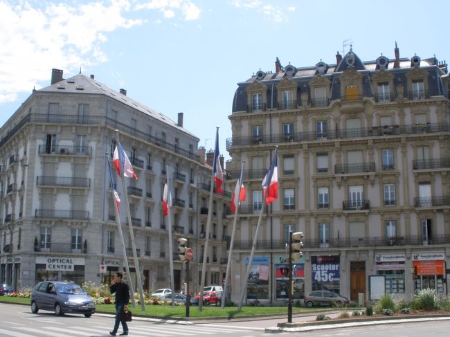 さらに歩いて、大きな交差点に出ました。<br /><br />この左側には、イゼール川が見えます。