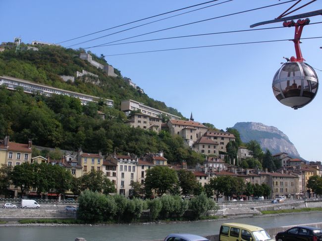 シャボン玉は停まったまま！<br /><br />入り口もシャットアウト！！<br /><br />なんでや？さっきまで動いてたやん！？<br /><br />他にもう一人の観光客（フランス語を話す人）がきて、<br /><br />入り口の呼び鈴を押してなにやら話している・・・<br /><br />そして、英語で教えてくれた、<br /><br />機械のメンテナンスのため、あと１時間したら動くから、だって。