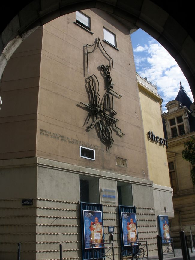 広場へ出るアーチから