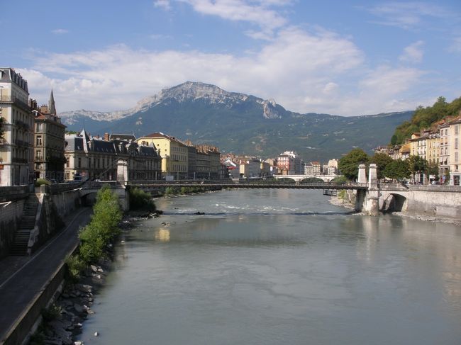 イゼール川に架かるPont de la Citadelleを渡って