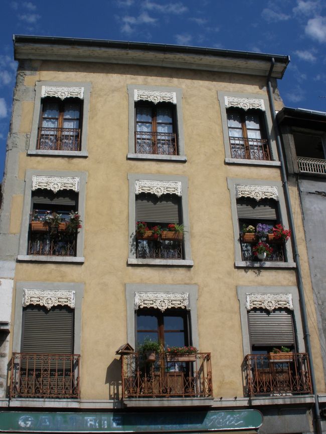 まずは、通りを東側に歩いて