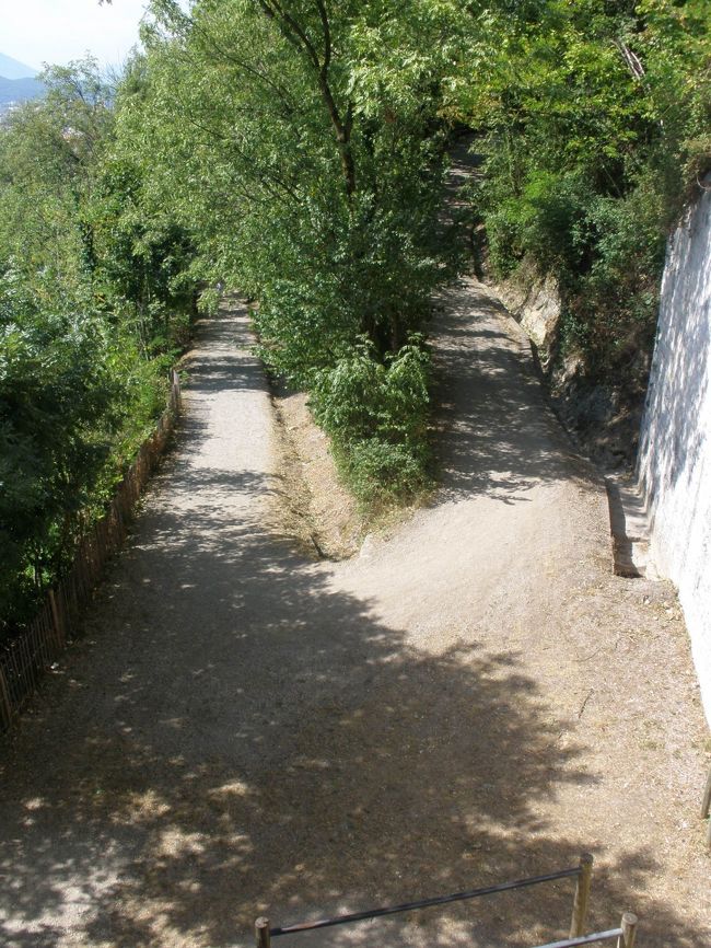 階段を上るのが嫌なら、このような坂道もすぐそばにはあり、