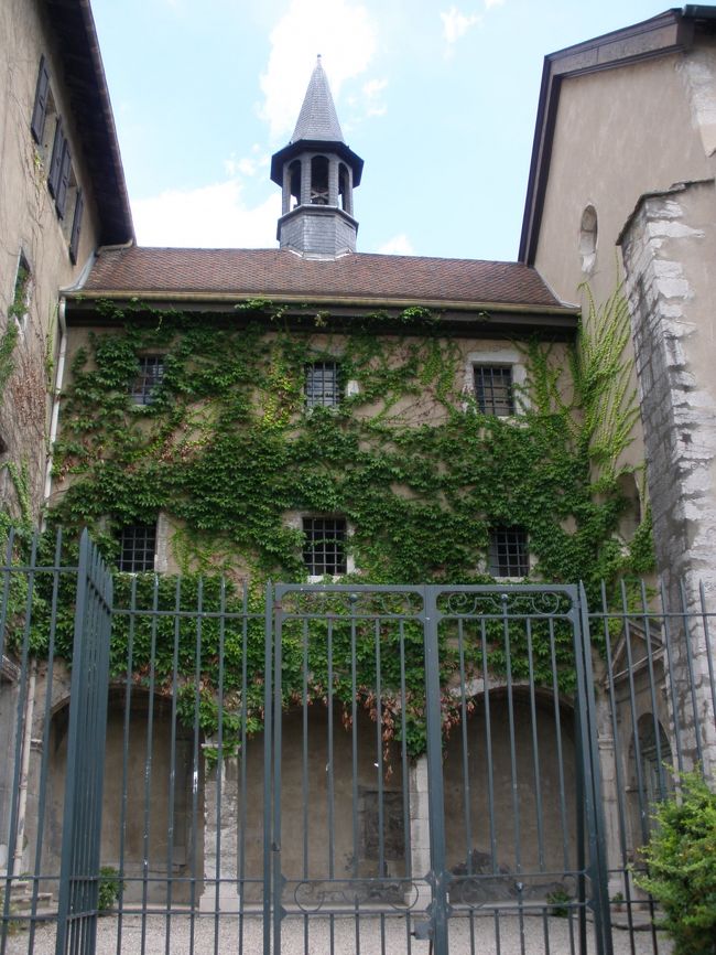 ふと右を見ると、なんだかそれらしき建物が