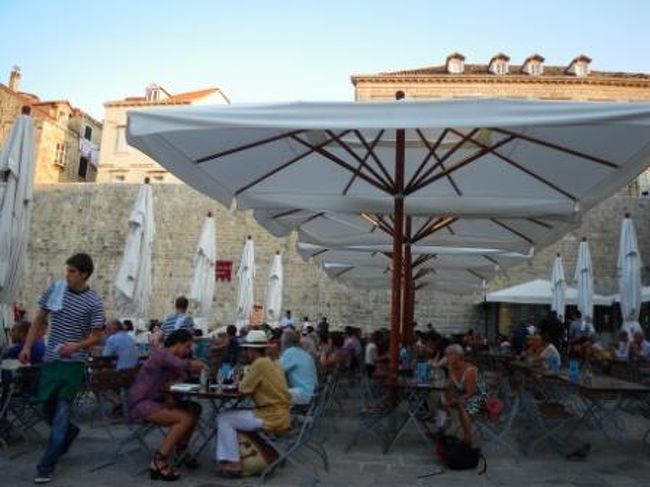 ゆっくり部屋で休み、やっと元気になって来たので、ディナーを食べに旧港に面したレストラン「ロカンダ　ペスカリャ」へ...<br /><br />ここはシーフードが有名なお店で、おそらく最も人気のあるお店の１つ<br />夏場は非常に混むので、午後７時までに席についておくのが鉄則です...