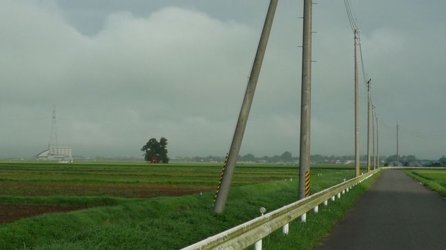 　目的地と決めたあの建物。<br /><br />　早朝から農作業をしているおじさんに尋ねるとあれは「カントリー」だという答えだった。