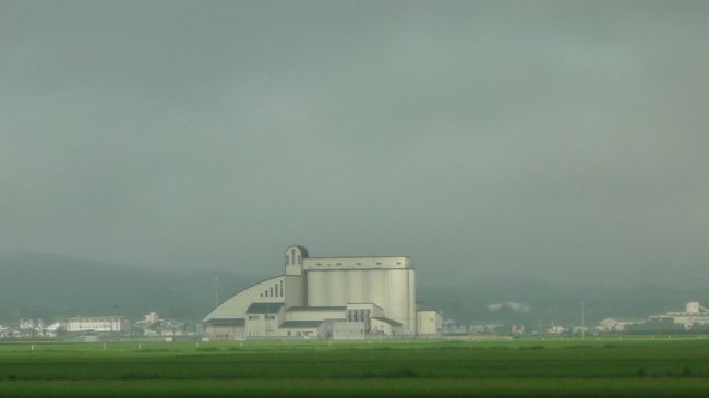 　ズームイン！<br /><br />　相当デカイ建物だぜ。