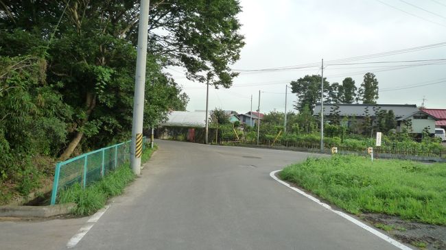 　ここを左折するわけだが、復路が心配なので<br /><br />　パンをまいた。