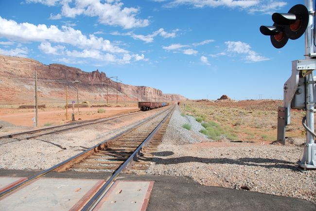 313号線を曲がったところにある線路と踏み切り。