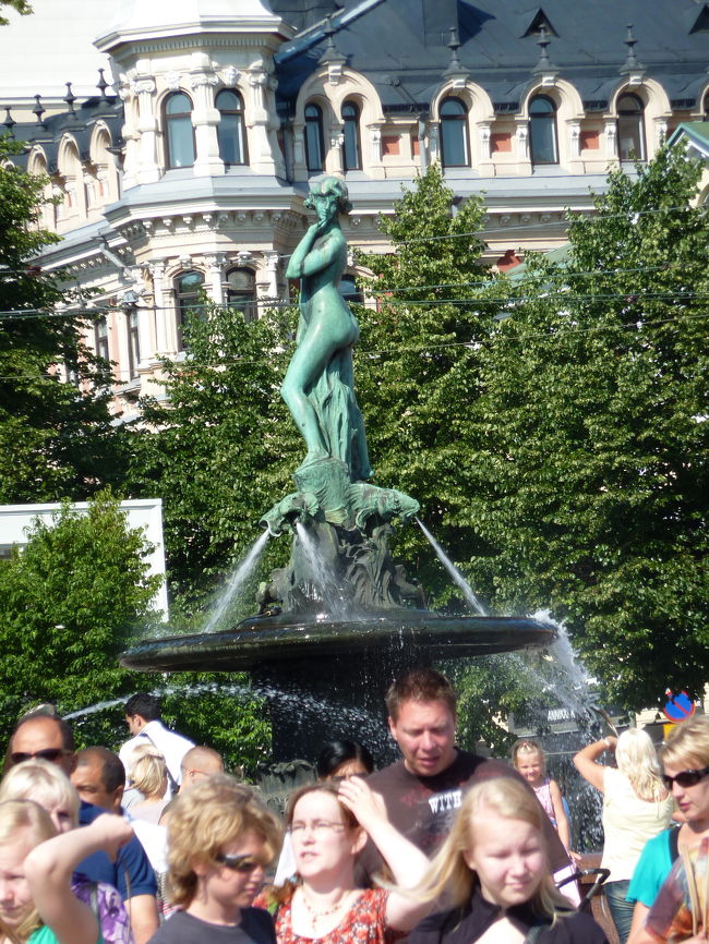 バルト海の乙女像は、今日もあざらし達から水を浴びせかけられておりました。