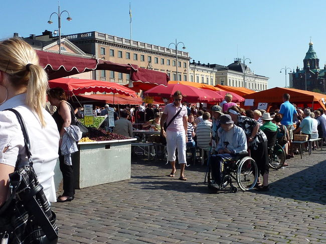 土曜日のお昼前ですが、<br />かなりの賑わいです。