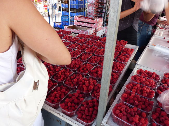 先輩トラベラーの皆様のページでもお見かけしておりましたが、ベリー類がたくさん！<br /><br />ｆさんは、こちらにてラズベリー3.5ユーロを購入。