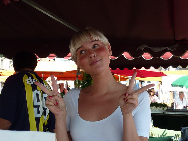 すぐ近くのお店のお姉さんは、<br /><br />「サクランボ、カワイイ！カワイイ！」<br />を　連発。<br /><br />お姉さんが、可愛くて面白かったので、<br />私はこちらでアメリカン・チェリー4ユーロを購入しました。