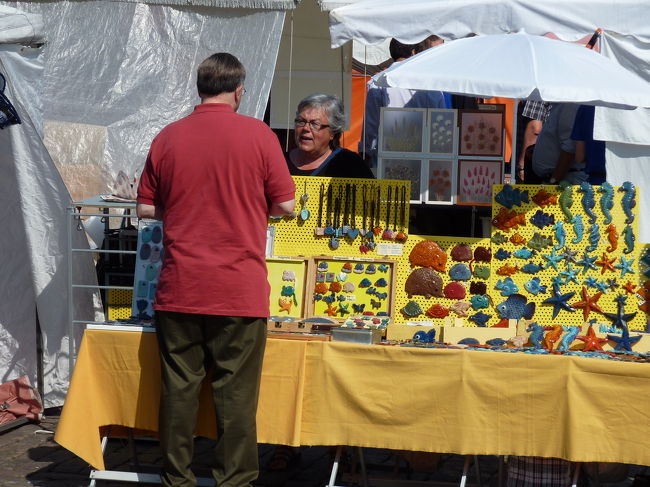 その他、いろいろな物が　ここマーケット広場では売られておりました。