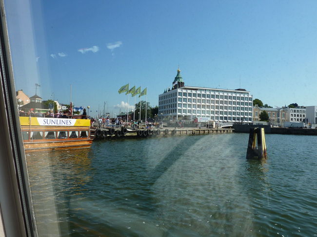 フェリー１階の座席に座り、