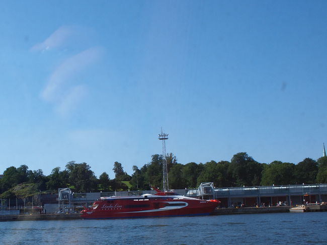 いよいよ出航です。<br /><br />ふと外に目をやると、リンダラインの真赤な高速艇がマカシーニターミナルに泊っておりました。<br /><br />時間的に見ると、私たちが帰ってくるはずだったタリン10時発の高速艇のようでした。