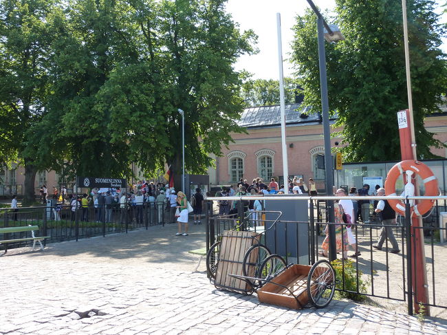 フェリーから下りて歩いていきますと、<br />何やら人だかりができておりました。