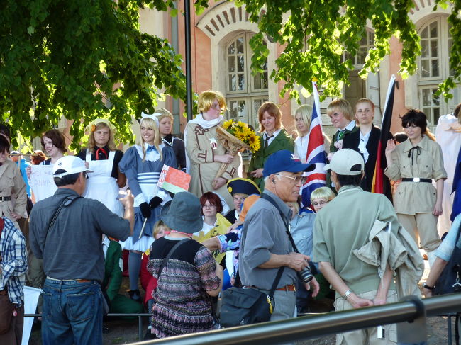 「えっ、何！？<br />集合写真？」<br /><br />撮られているのは、どうみてもこっちの人のようですし、<br />一方、撮っているのは日本人のお父さん、お母さん方です。<br /><br />「これは、もしかして、もしかすると！？」