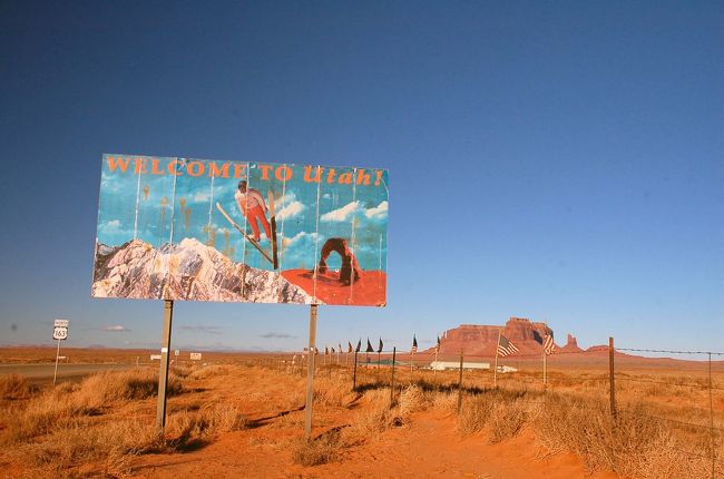 それにしても、ユタ州の看板、スキーのジャンプってどーよ？<br />この荒野とスキージャンプ、全然イメージが繋がらない・・・。<br />北部は豪雪地帯なんでしょーか。<br /><br />奥のほうに見えるのは、もしや？<br />期待がグングン膨らんでいく
