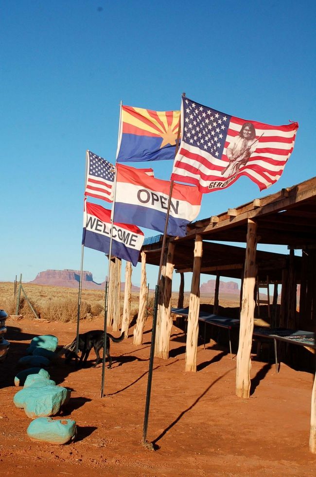 モニュメントバレーが近づくと、<br />ちょっとしたお土産露天屋台も並ぶ。<br /><br />アメリカの国旗って、何か絵になるんだよなぁ、悔しいことに。<br /><br />がしかし、客が来ないとなると店員すら居ないテキトーさ。。。 
