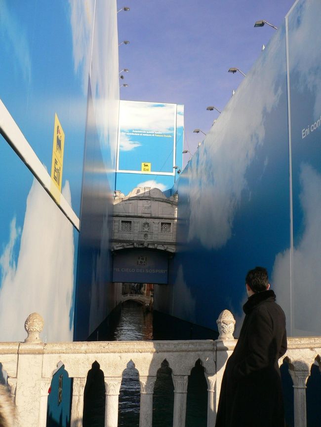 ため息橋。運悪く工事中だったため壁がはではで。他の方の旅行記で工事中って・・・もしや・・・と思ってら案の定。工事は終わってませんでした。<br />