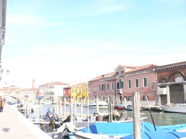 ヴァポレットを使って島めぐり。ムラーノ島より。ベネチアンガラスの有名な島です。本島に比べて派手さはないものの、のんびりした感じでブラブラ散策。レストランに腹ペコ状態で入って、前菜、第１、２の皿を２つずる注文したら一品の量がめちゃ多くてあわてて第二の皿をキャンセルさせていただきました。親切な店の方でキャンセル料もとられず・・・良かった。グラッチェ。イタリアは一品の量が多いです。ヴォンゴレパスタ美味しかった〜